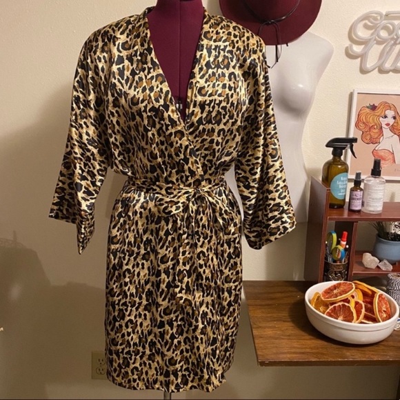 Vintage Nordstrom Lingerie Leopard Robe - Picture 3 of 13